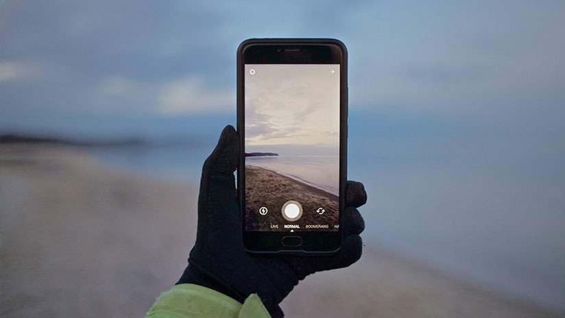 FOTO: Un 'viajero del tiempo' con un celular 'se cuela' en una imagen de los años 40