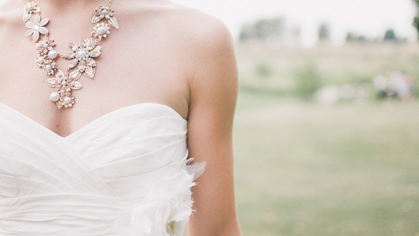 Una novia toma 'fotos de boda' ella sola para honrar a su amado atropellado por un conductor ebrio