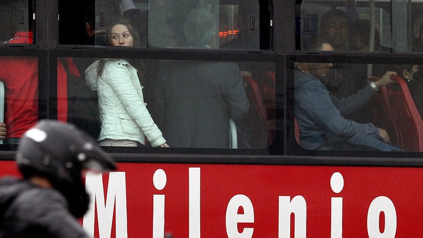 "¿No estaba trabajando?": Halla a su marido con una amante y esta fue su violenta reacción (VIDEO)