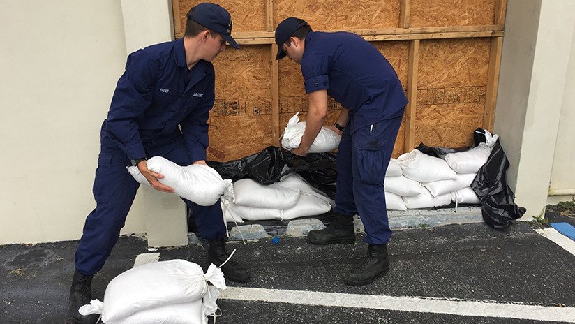 Decenas de miles de personas huyen del huracán Michael en Florida 