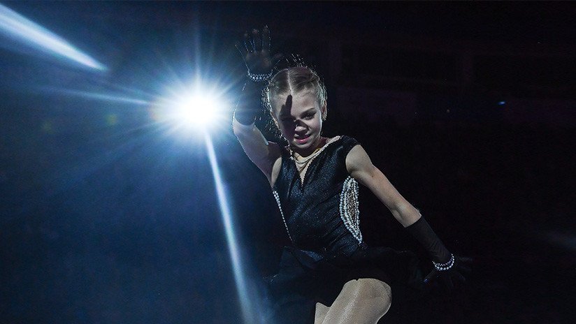 La joven patinadora rusa de 14 años establece un nuevo record mundial al superar su propia marca
