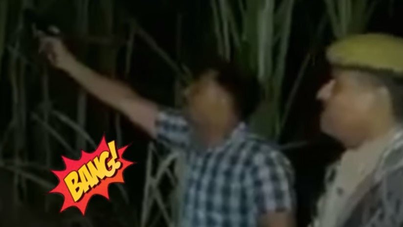 VIDEO: Policías imitan sonido de disparos mientras enfrentan unos criminales tras atascarse su arma