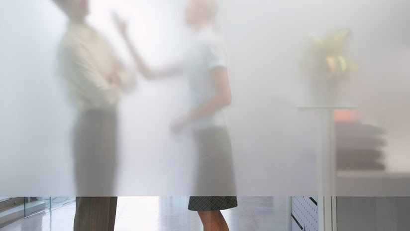 VIDEO: Mujer propina una paliza a un banquero que le pidió sexo para aprobarle un préstamo