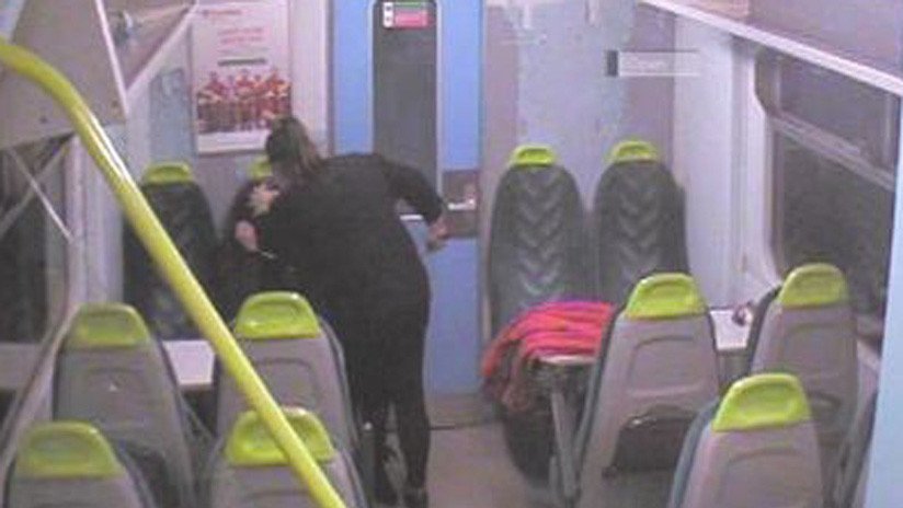 Una mujer apuñala con saña durante cuatro minutos a una amiga en un tren en el Reino Unido