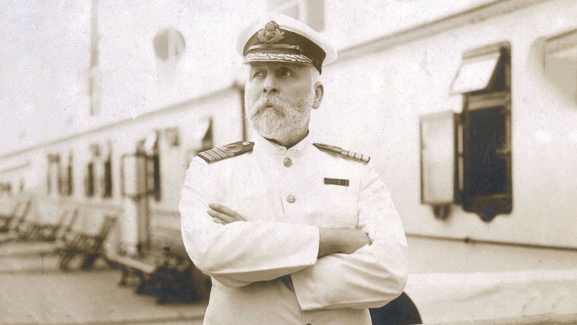 El 'fantasma' del capitán del Titanic se cuela en la foto de una pareja en un famoso bar (FOTO)