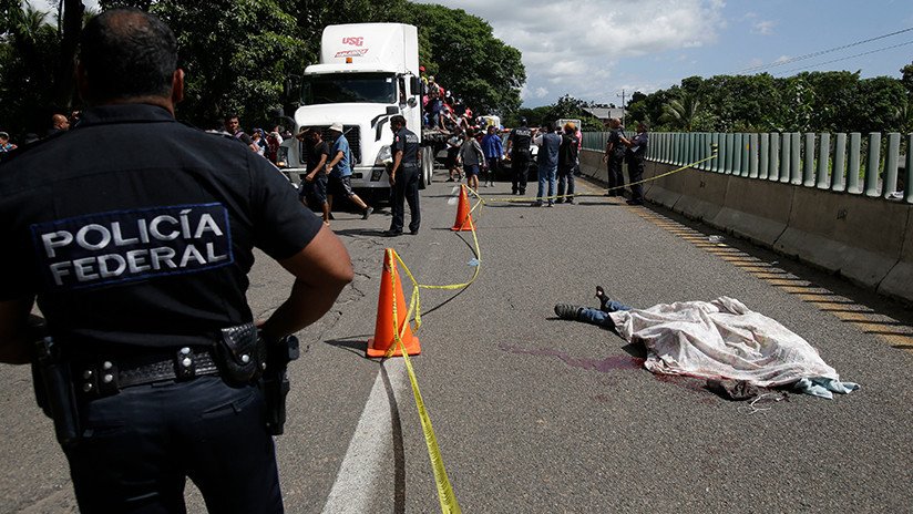 Miembro de la caravana de migrantes que va hacia EE.UU. muere al caer de un camión en México
