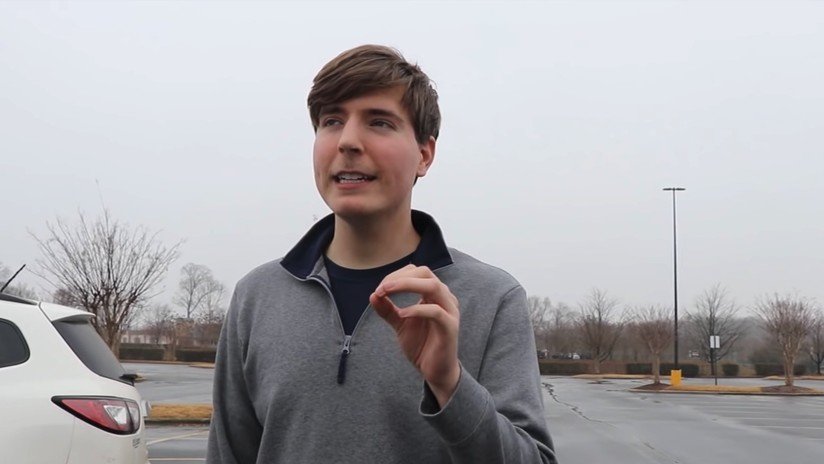 Un 'youtuber' pide dos aguas y deja 10.000 dólares de propina