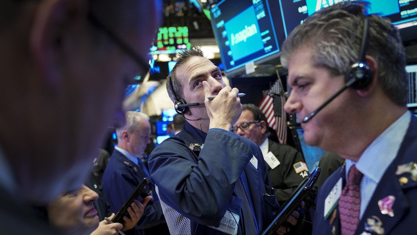 El promedio industrial Dow Jones pierde 500 puntos tras las caídas en mercados de Europa y Asia