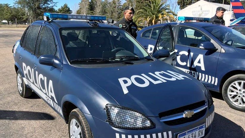 FOTO: Un policía mexicano se saca una selfi con un preso recapturado sonriendo