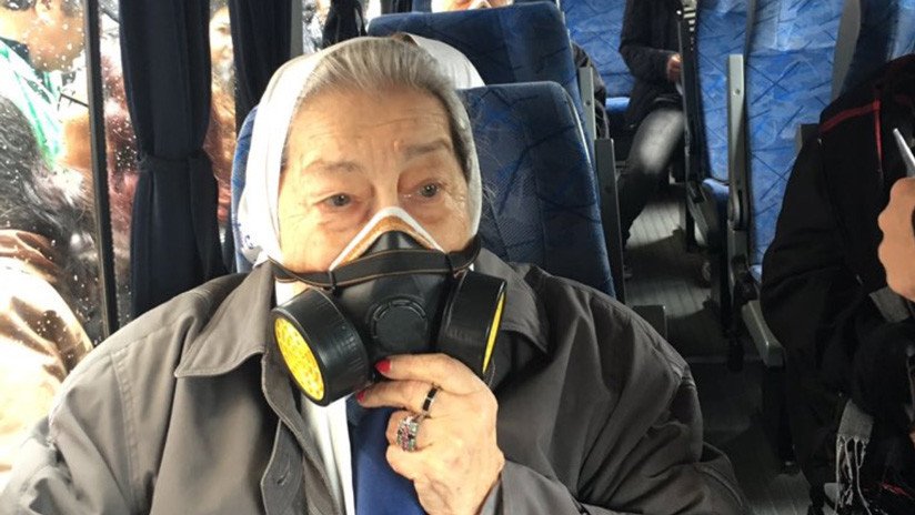 Madres de Plaza de Mayo con máscaras antigás: La imagen viral de las protestas en Argentina
