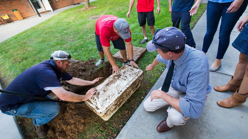 VIDEO: Abren una cápsula del tiempo con objetos cotidianos de los estudiantes de hace 25 años