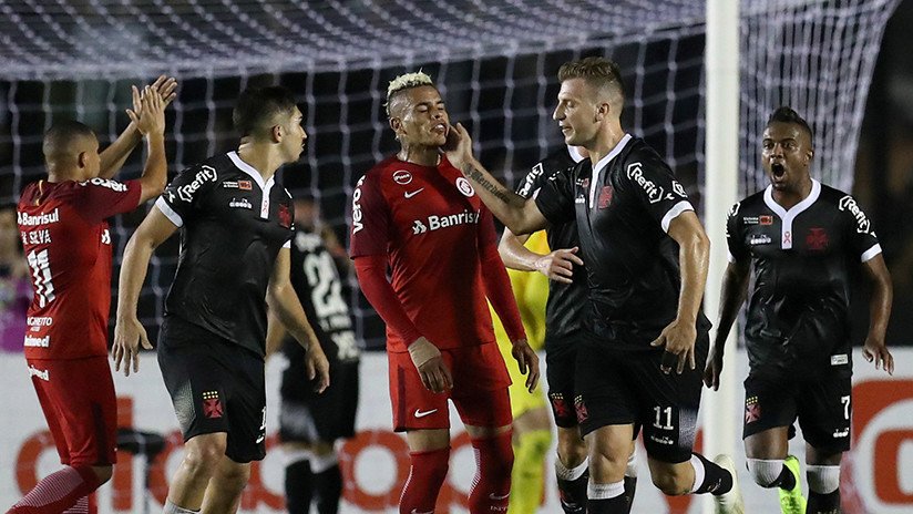 VIDEO: Maxi López asesta una bofetada a un jugador rival tras empatar un partido en el minuto 92