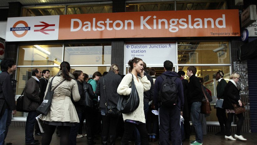 "La golpeó brutalmente en la cara": Agreden a una mujer en un tren de Londres por hablar en español