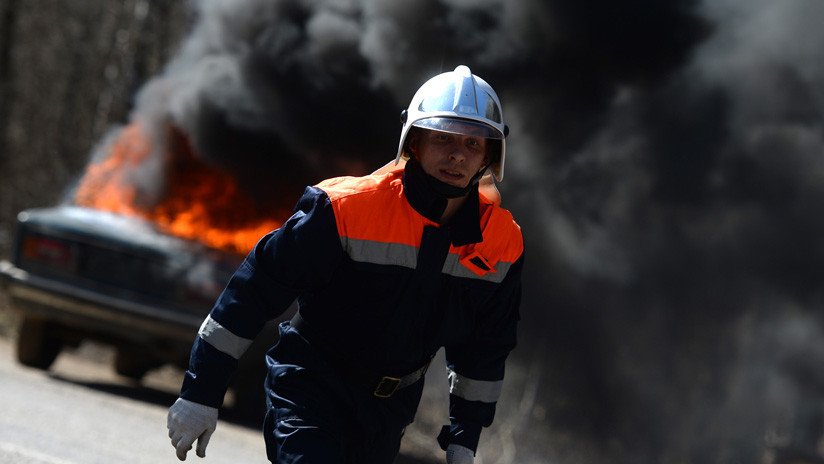 VIDEO: Salen tranquilamente de un auto en llamas tras sufrir un disparatado accidente de tráfico