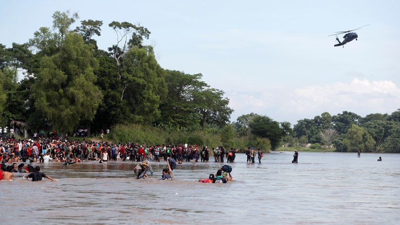 VIDEOS: Un helicóptero trata de evitar que los migrantes crucen de Guatemala hacia México