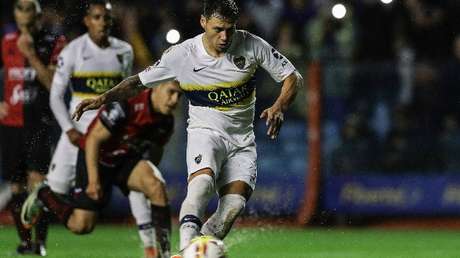 VIDEO: Le clavan los tacos en las costillas a futbolista del Boca Juniors y el árbitro no pita falta