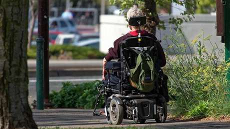 VIDEO: Un discapacitado embiste y voltea a dos ancianas con su silla de ruedas eléctrica (y se fuga)