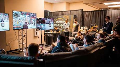 Jugadores en línea se conocen en la vida real para apoyar a un amigo con cáncer terminal (FOTO)