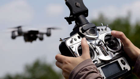 VIDEO: Quiere grabar una reunión familiar con un dron y acaba estrellándolo en la cara de una mujer 