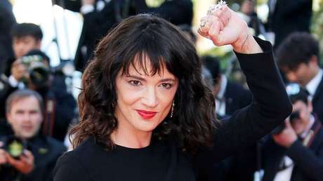 "Se me echó encima": Asia Argento admite haber tenido relaciones sexuales con su acusador