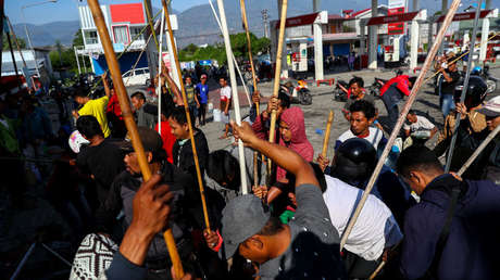 Pescadores huyen del tsunami que azotó Indonesia (VIDEO)