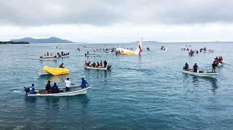 El dramático rescate de los sobrevivientes de un avión caído en el mar (VIDEO)