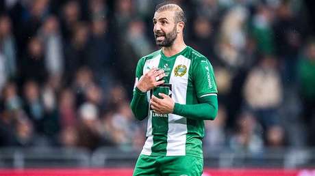 VIDEO: Marca un gol desde 30 metros y lo celebra bebiendo un vaso de cerveza que atrapó en el aire