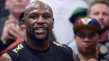 "Irresponsable": Critican a Floyd Mayweather por regalarle 1.000 dólares a un sin hogar (VIDEO)