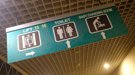 FOTO: Padre se viraliza en redes tras mostrar lo incómodo que es cambiar pañales en el baño