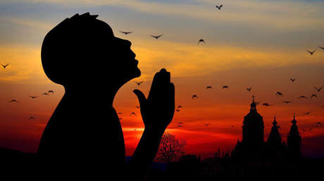 "Evitar besar en la boca a los niños y tocar los genitales": la polémica guía para curas en Chile