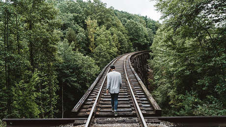 "Tuve miedo de morir": Un hombre insulta y tira a las vías a un joven negro en Bélgica (VIDEO)