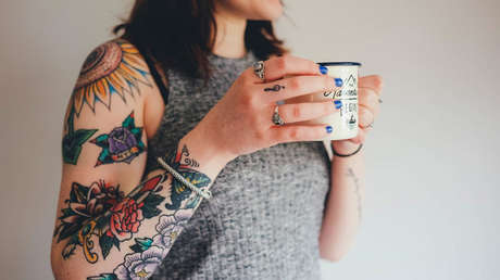 Joven colombiana queda en silla de ruedas y pierde un bebé por causa de un tatuaje