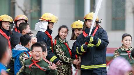 VIDEO: Amenaza con lanzarse desde la ventana y es salvada por un cañonazo de agua