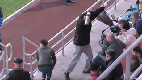 VIDEO: Un balón de rugby vuela hacia un niño, y un 'héroe' lo salva con un método inusual