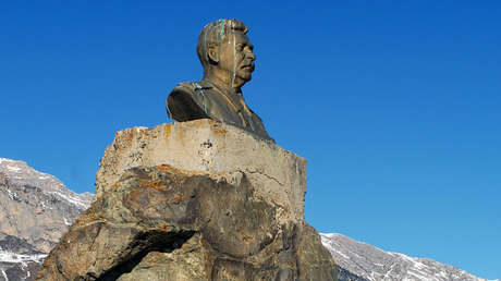Expresentador de 'Top Gear' recorre Georgia con un busto de Stalin sobre el capó de su Bentley
