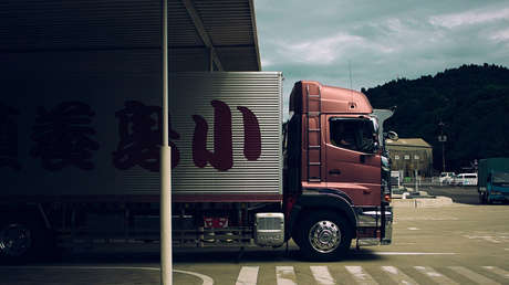 VIDEO: Conductor golpea varios vehículos con un tubo colgado de su camión