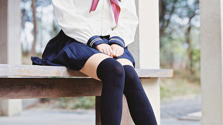 Su partido le suspende por decir que nunca se ha excitado más que con su mujer vestida de colegiala