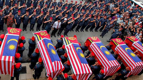 Seis rescatistas se ahogan al intentar rescatar a un adolescente en Malasia  