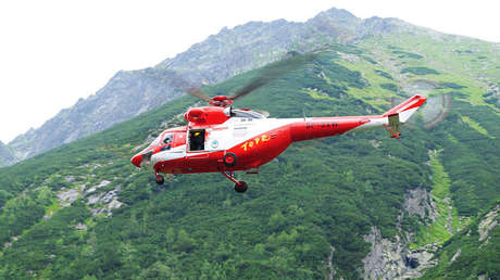 VIDEO: Piloto intenta aterrizar un helicóptero en una colina (pero algo sale mal)