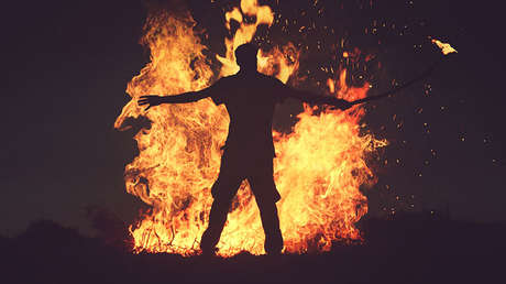 VIDEO: Una turba de 800 personas quema vivo a un supuesto ladrón en Perú