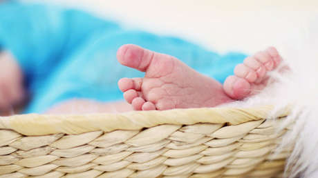 Una mujer abandona a su beba en un canasto de basura para no perder su empleo (FOTOS, VIDEO)