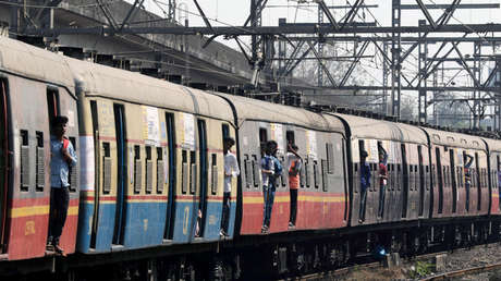 VIDEO: Una joven cae de un tren en marcha y un pasajero evita que sea arrollada por otra formación