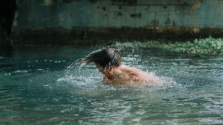 VIDEO: Presentadora del tiempo empuja a un 'marinero' al agua en una edición en vivo