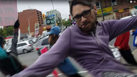 VIDEO: Un hombre da una fuerte patada a una mujer en una concentración provida