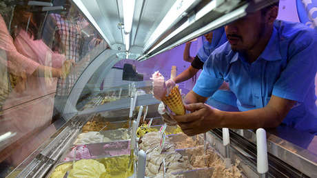 Humilde heladero vive sin saber que tiene millones en su cuenta y ahora se vuelve todavía más pobre