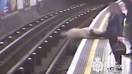 VIDEO: Un hombre empuja brutalmente a un anciano de 91 años a las vías del Metro