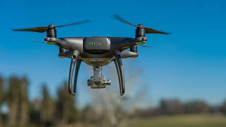 Un dron fuera de control choca contra la cara de una mujer durante un retrato familiar (VIDEO)