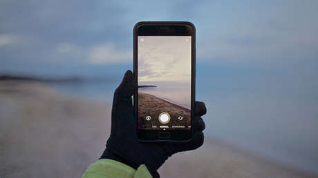 FOTO: Un 'viajero del tiempo' con un celular 'se cuela' en una imagen de los años 40