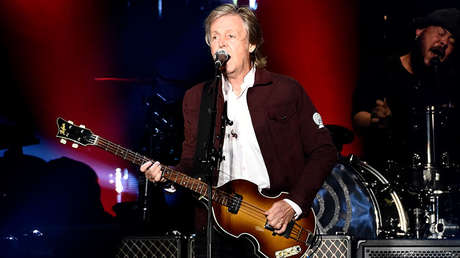 FOTO: Paul McCartney iza la bandera de Chile durante un concierto en Texas y no se da cuenta