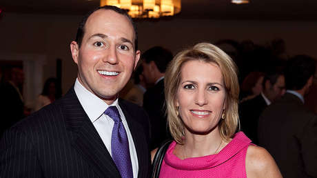 VIDEO: Estrepitosa caída de un presentador cuando trata de tomar un selfi en directo